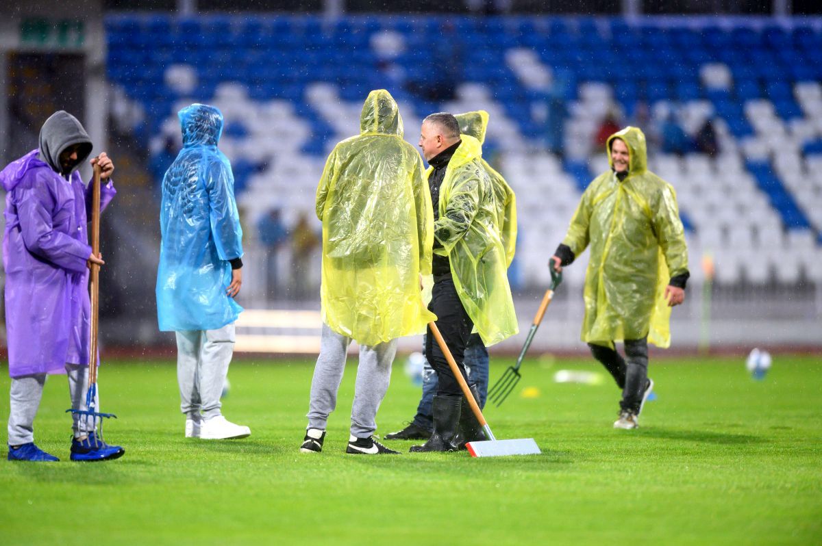 Kosovo - România (imagini surprinse de fotoreporterul GSP Raed Krishan înainte de meci). Ploaie, bălți și pelerine!