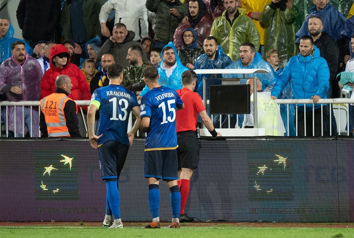 Cornel Dinu a făcut praf doi titulari ai României: „După nume cred că e mai mult la vânătoare decât pe terenul de fotbal” + „Nu poate fi primit nici în Camora napoletană”