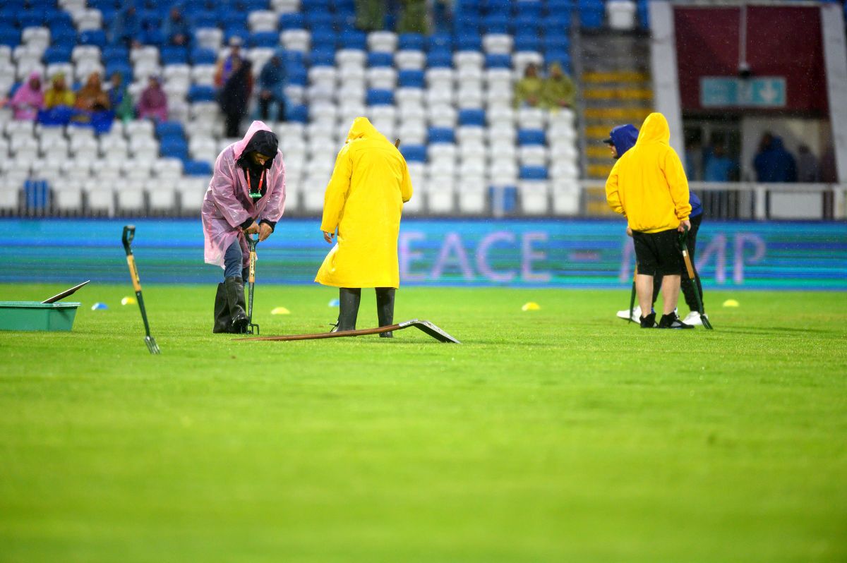 Kosovo - România (imagini surprinse de fotoreporterul GSP Raed Krishan înainte de meci). Ploaie, bălți și pelerine!