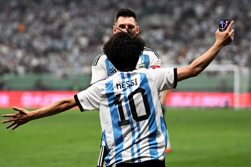 Momentul în care fanul a sprintat pe gazon pentru a-l lua în brațe pe Messi / Sursă foto: Guliver/Getty Images