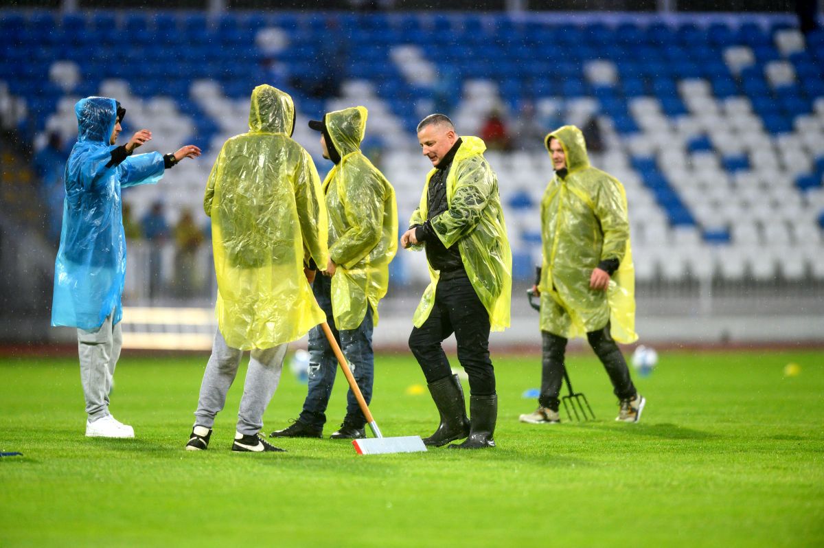 Kosovo - România (imagini surprinse de fotoreporterul GSP Raed Krishan înainte de meci). Ploaie, bălți și pelerine!