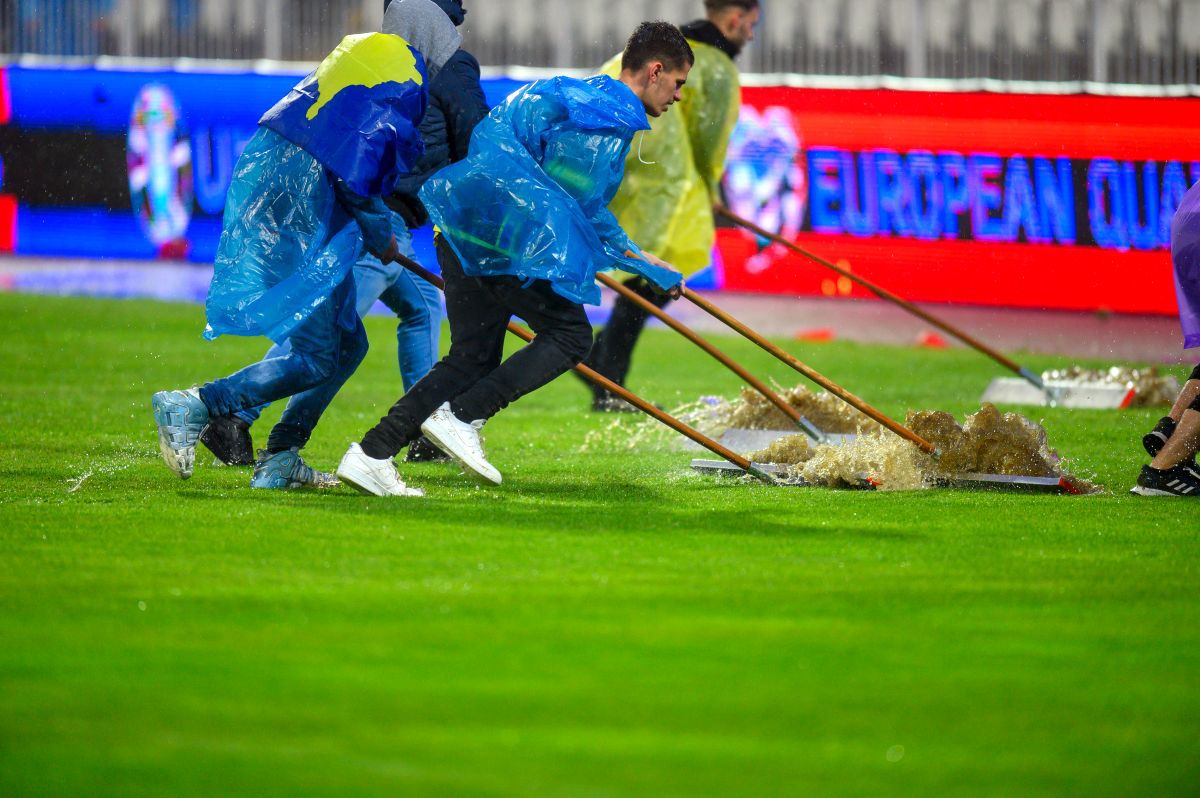 Kosovo - România (imagini surprinse de fotoreporterul GSP Raed Krishan înainte de meci). Ploaie, bălți și pelerine!