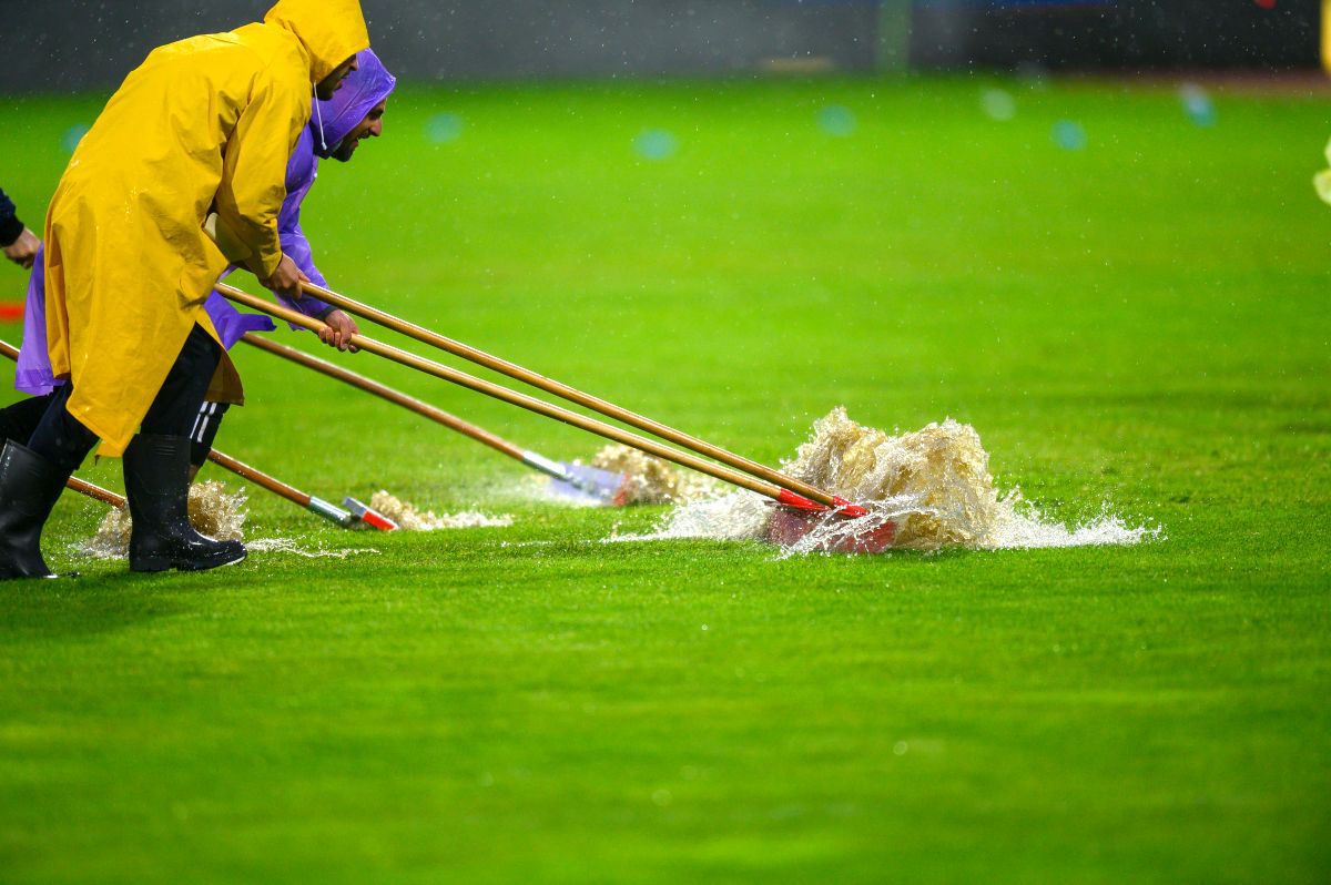 Kosovo - România (imagini surprinse de fotoreporterul GSP Raed Krishan înainte de meci). Ploaie, bălți și pelerine!