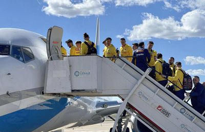 „Băi, ești un papagal moțat!” » FRF l-a urcat în avionul de Kosovo și pe scandalagiu!