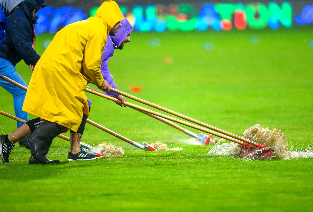 Kosovo - România (imagini surprinse de fotoreporterul GSP Raed Krishan înainte de meci). Ploaie, bălți și pelerine!