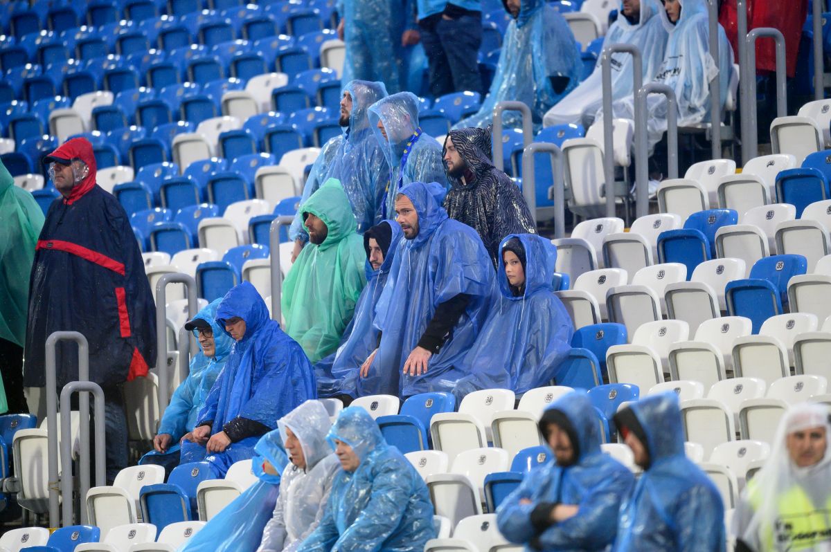 Kosovo - România (imagini surprinse de fotoreporterul GSP Raed Krishan înainte de meci). Ploaie, bălți și pelerine!