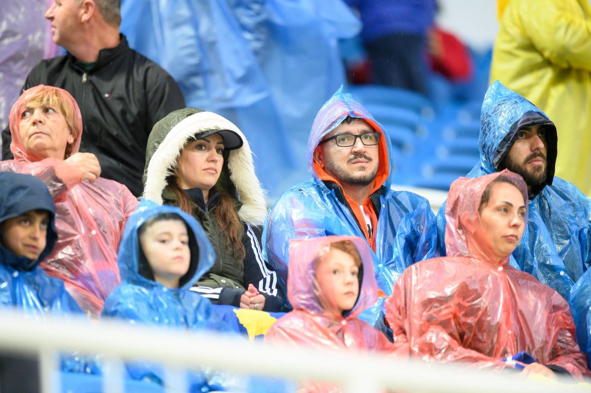 Kosovo - România (imagini surprinse de fotoreporterul GSP Raed Krishan înainte de meci). Ploaie, bălți și pelerine!