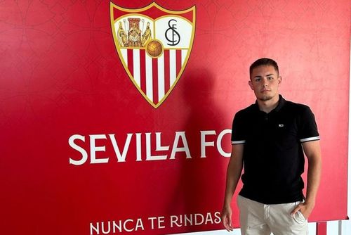 Răzvan Jalade, prezentat de FC Sevilla / Sursă foto: Twitter@AlexScoutRo