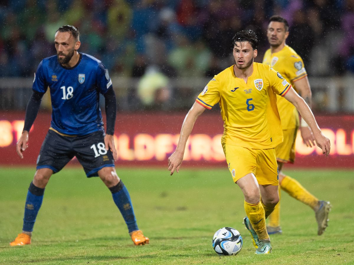 Porți închise cu Israel?! Ultrașii din Uniți sub Tricolor, EVACUAȚI din cauza unei scandări interzise în Kosovo + torțe aruncate pe teren