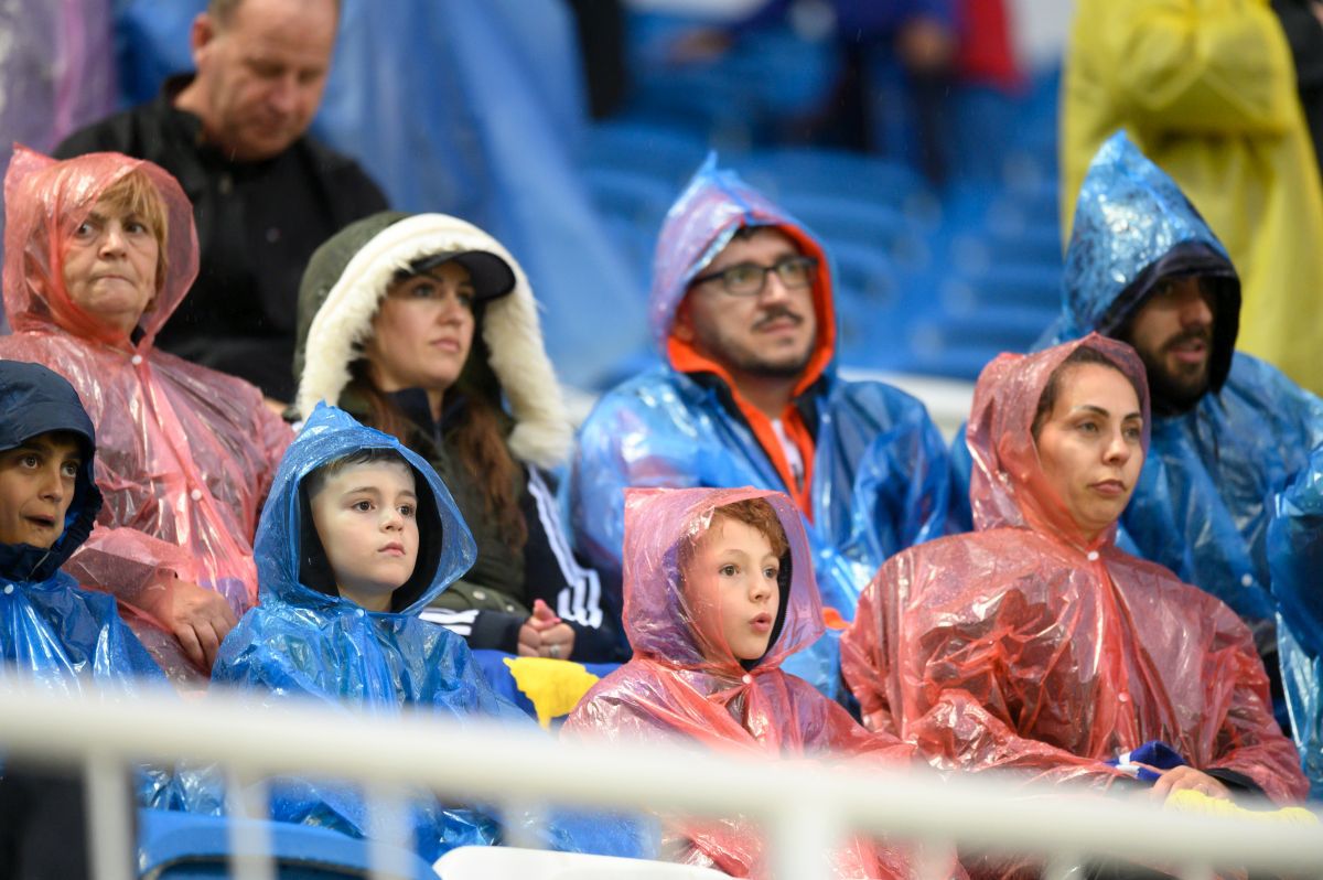 Kosovo - România (imagini surprinse de fotoreporterul GSP Raed Krishan înainte de meci). Ploaie, bălți și pelerine!