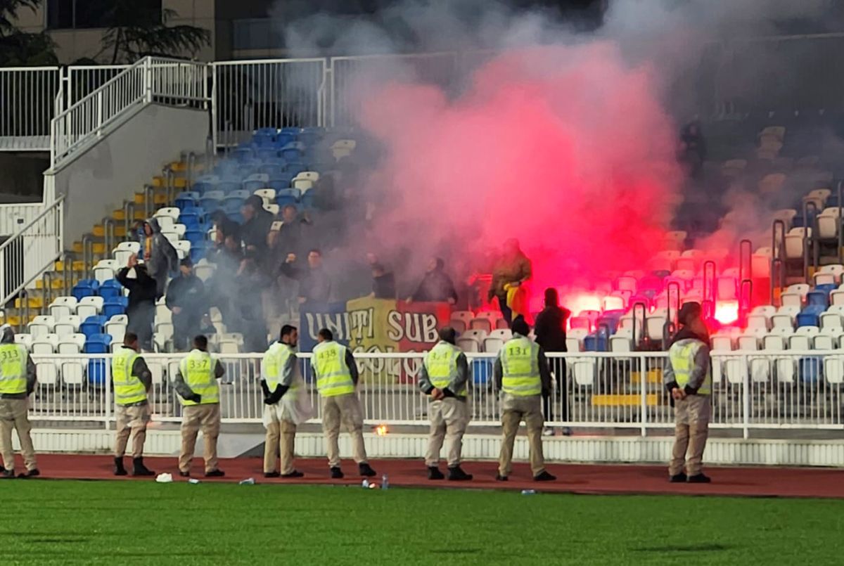Porți închise cu Israel?! Ultrașii din Uniți sub Tricolor, EVACUAȚI din cauza unei scandări interzise în Kosovo + torțe aruncate pe teren