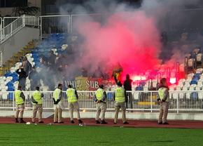 Porți închise cu Israel?! Ultrașii din Uniți sub Tricolor, EVACUAȚI din cauza unei scandări interzise în Kosovo + torțe aruncate pe teren