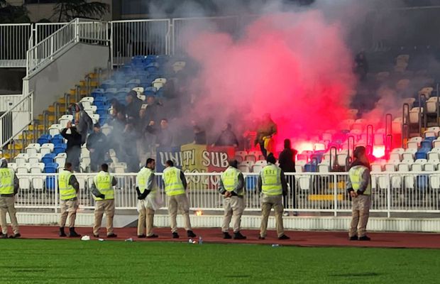Porți închise cu Israel?! Ultrașii din Uniți sub Tricolor, EVACUAȚI din cauza unei scandări interzise în Kosovo + torțe aruncate pe teren