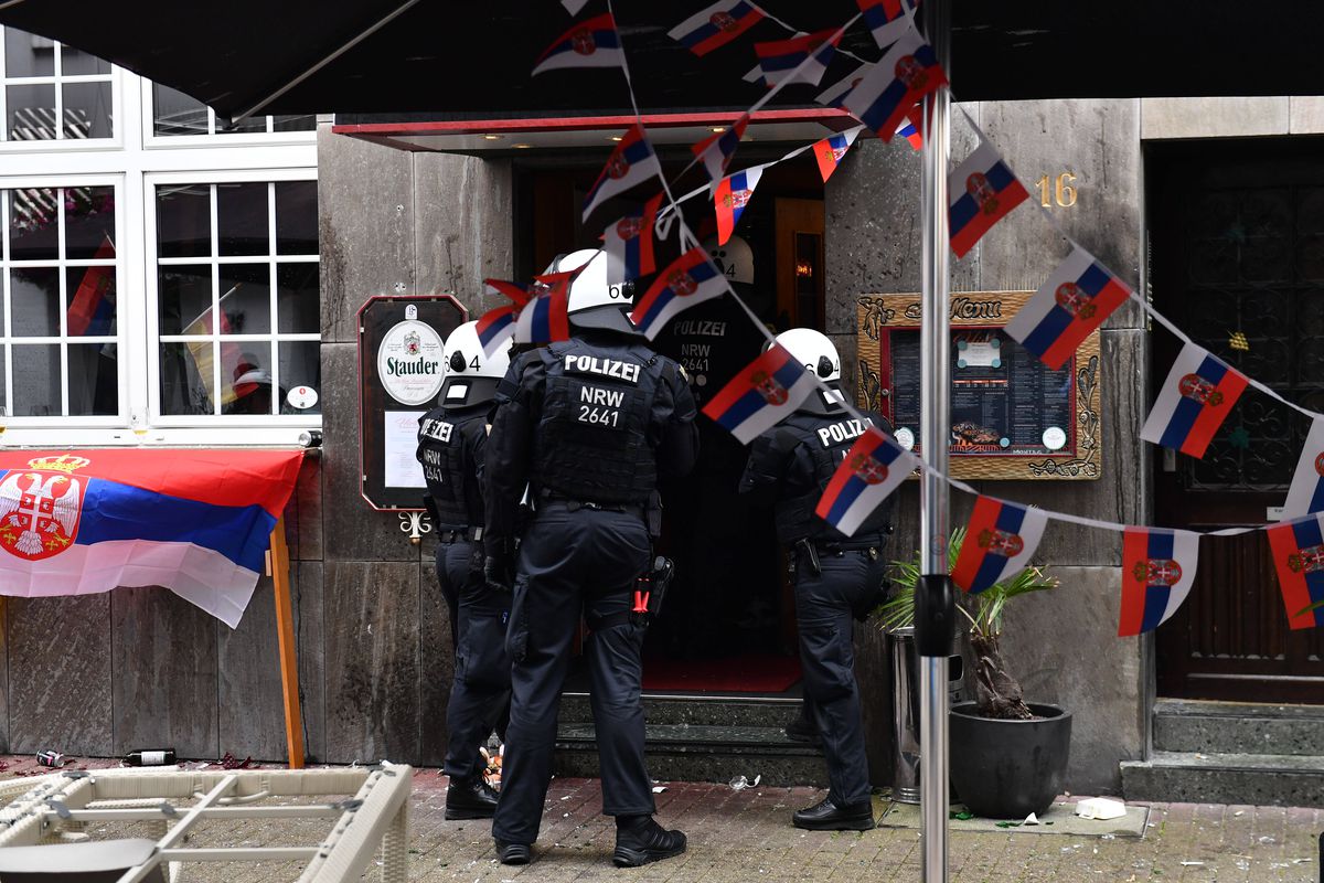 Bătaie GENERALĂ pe străzi înainte de Serbia - Anglia! » Noi scene BRUTALE la Euro: huliganii englezi i-au atacat pe sârbi la terase