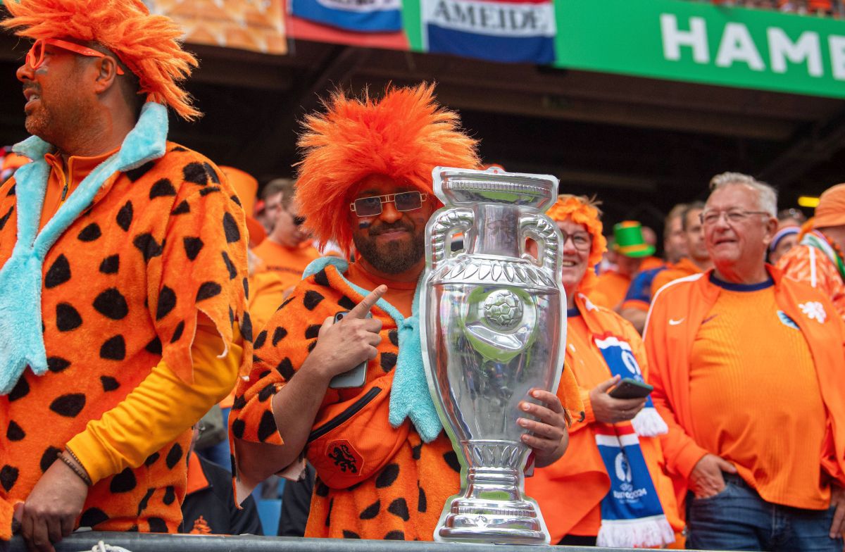 Suporterii Olandei, la înălțime înaintea meciului cu Polonia. Imagini cu marea „Oranj” prezentă pe Volksparkstadion