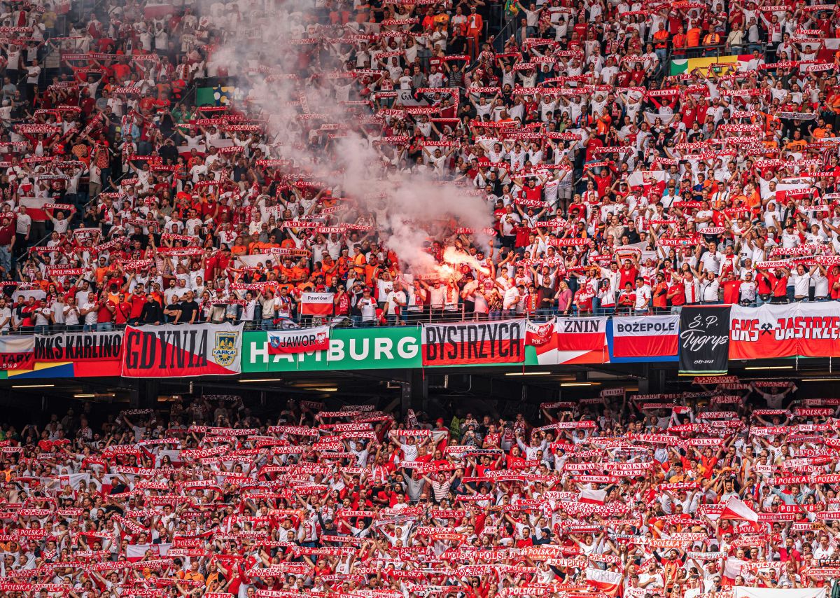 Memorabil! Fanii Olandei au oferit imagini de senzație la Hamburg. Inventivi, polonezii au răspuns în stadion