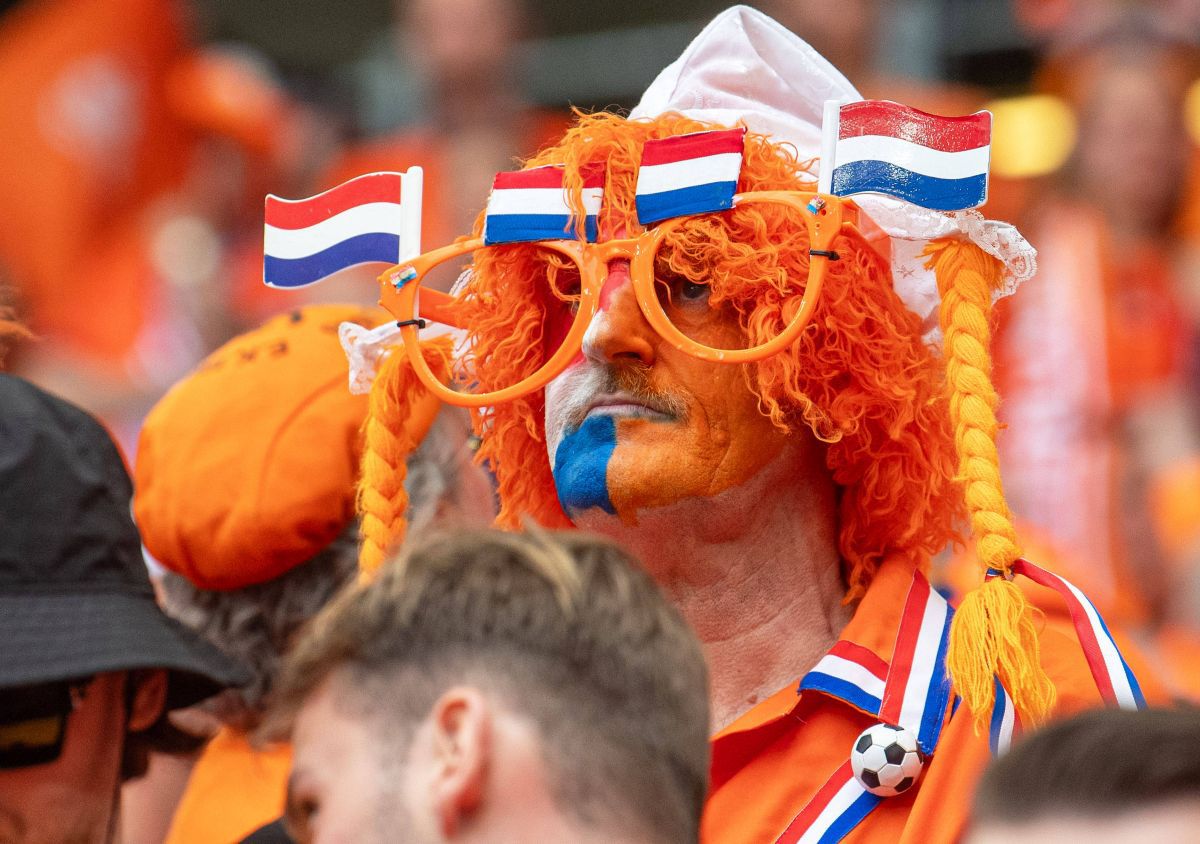 Memorabil! Fanii Olandei au oferit imagini de senzație la Hamburg. Inventivi, polonezii au răspuns în stadion