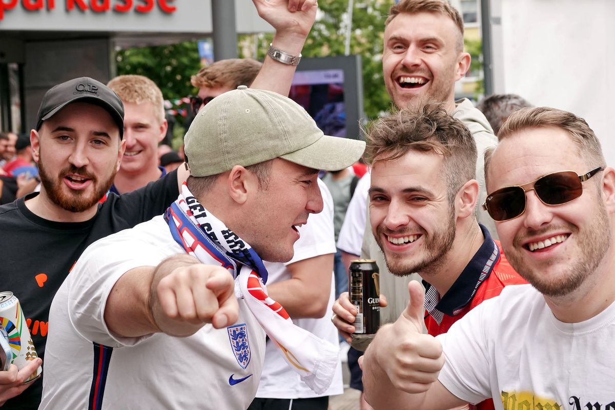 Bătaie GENERALĂ pe străzi înainte de Serbia - Anglia! » Noi scene BRUTALE la Euro: huliganii englezi i-au atacat pe sârbi la terase