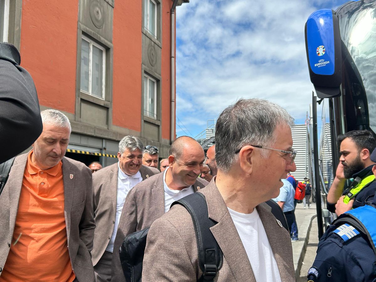 „Tricolorii” au descins în Munchen! Întâmpinați de zeci de români cu urale și cântece + Imagini elocvente cu Edi Iordănescu: apăsat și de ziua lui