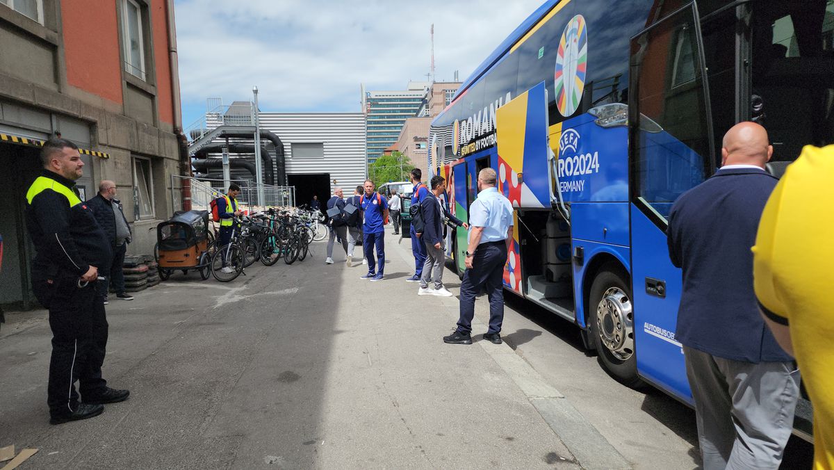 „Tricolorii” au descins în Munchen! Întâmpinați de zeci de români cu urale și cântece + Imagini elocvente cu Edi Iordănescu: apăsat și de ziua lui