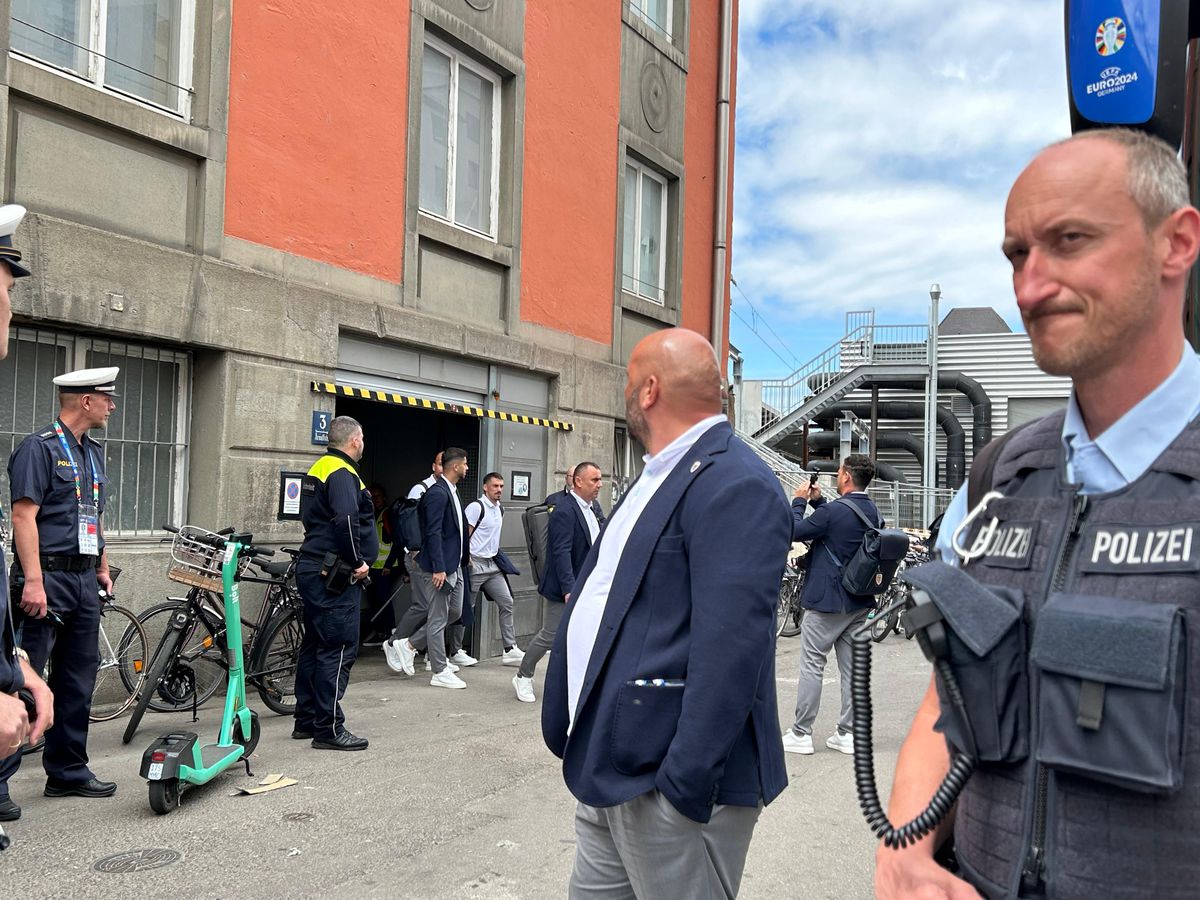 „Tricolorii” au descins în Munchen! Întâmpinați de zeci de români cu urale și cântece + Imagini elocvente cu Edi Iordănescu: apăsat și de ziua lui