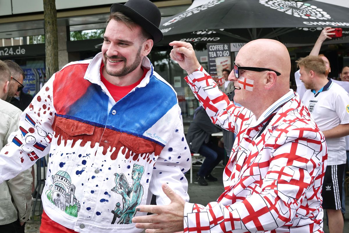 Bătaie GENERALĂ pe străzi înainte de Serbia - Anglia! » Noi scene BRUTALE la Euro: huliganii englezi i-au atacat pe sârbi la terase