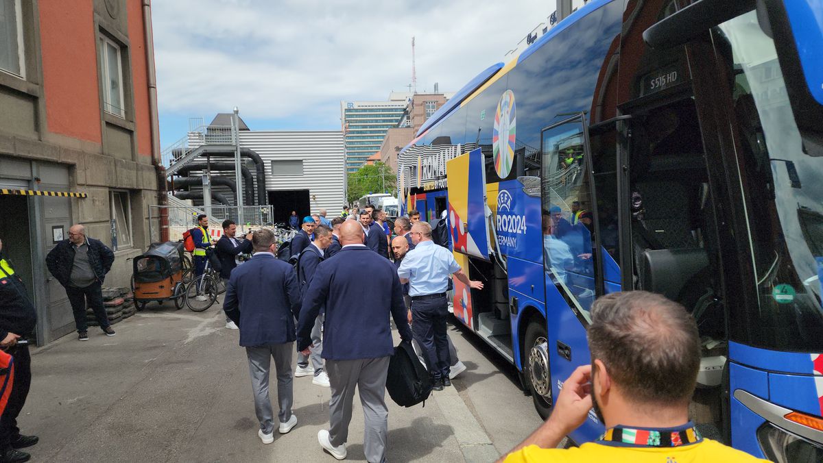 „Tricolorii” au descins în Munchen! Întâmpinați de zeci de români cu urale și cântece + Imagini elocvente cu Edi Iordănescu: apăsat și de ziua lui