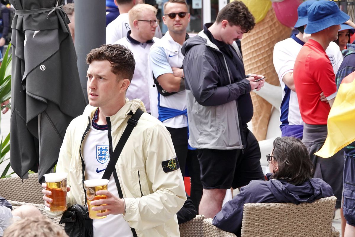 Bătaie GENERALĂ pe străzi înainte de Serbia - Anglia! » Noi scene BRUTALE la Euro: huliganii englezi i-au atacat pe sârbi la terase