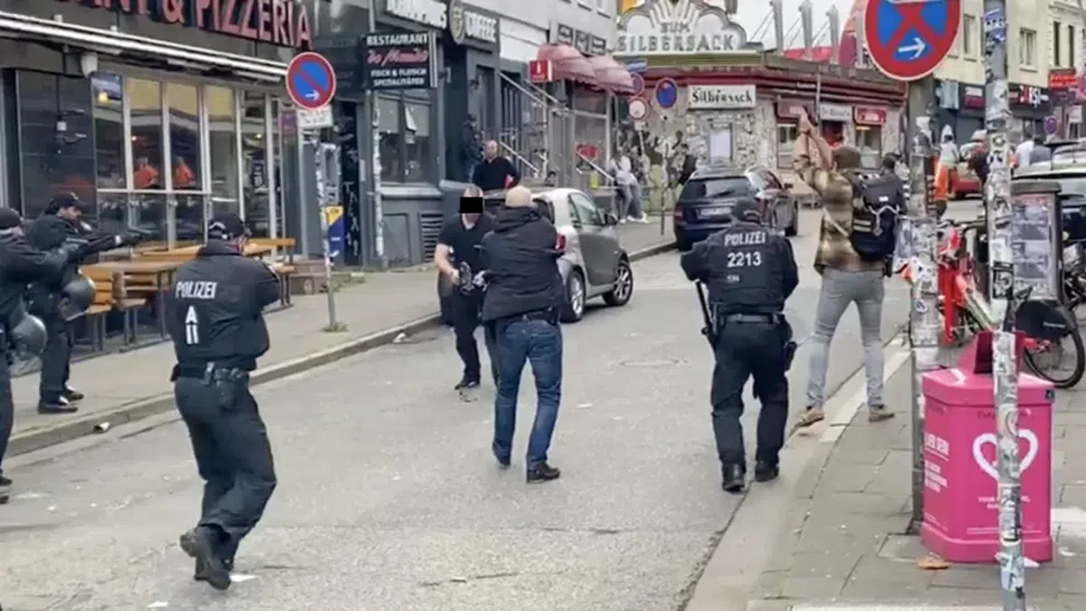 Incident major la Hamburg! A încercat să atace fanii cu un topor și a fost împușcat de Poliție, înainte de Polonia - Olanda. Atenție, imagini șocante!
