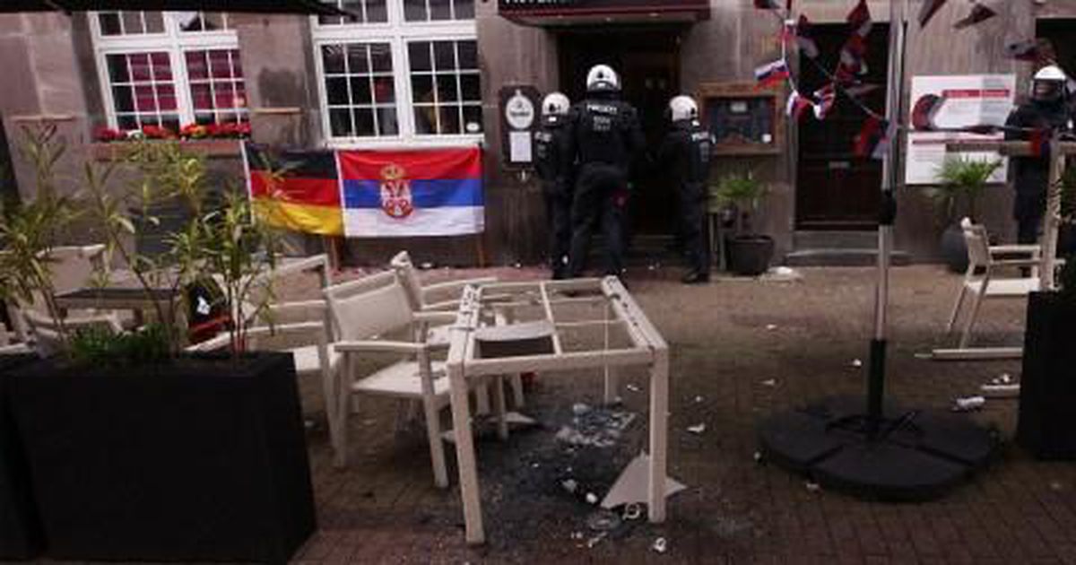 Bătaie GENERALĂ pe străzi înainte de Serbia - Anglia! » Noi scene BRUTALE la Euro: huliganii englezi i-au atacat pe sârbi la terase