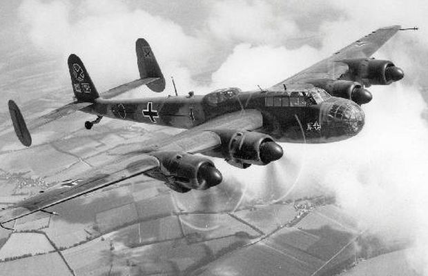 „Nu fiți nemernici!” » Cântecul englezilor i-a scos din minți pe nemți, Nigel Farage îl aprobă: „Și ce dacă e de război? Să aibă simțul umorului!”