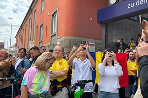 „Tricolorii” au descins în Munchen! Întâmpinați de zeci de români cu urale și cântece + Imagini elocvente cu Edi Iordănescu: apăsat și de ziua lui