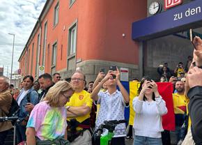 „Tricolorii” au descins în Munchen! Întâmpinați de zeci de români cu urale și cântece + Imagini elocvente cu Edi Iordănescu: apăsat și de ziua lui