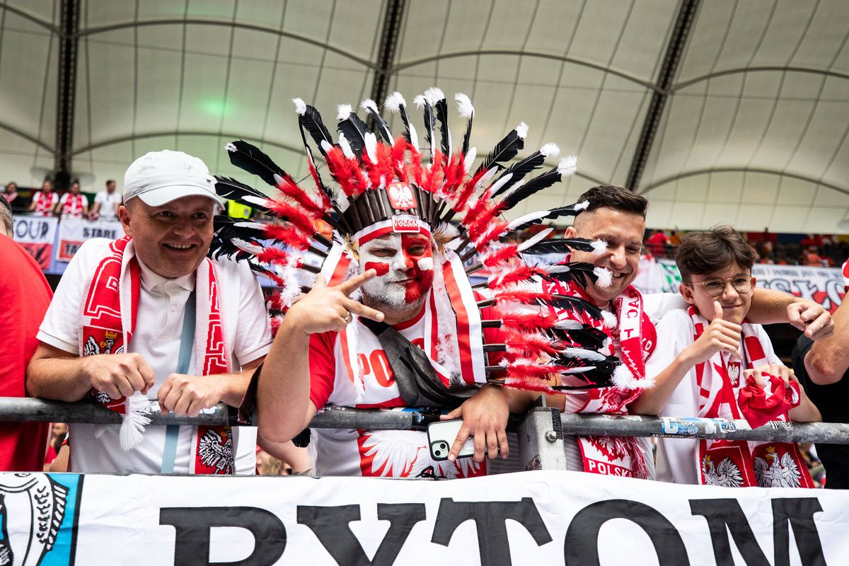 Suporterii Olandei, la înălțime înaintea meciului cu Polonia. Imagini cu marea „Oranj” prezentă pe Volksparkstadion