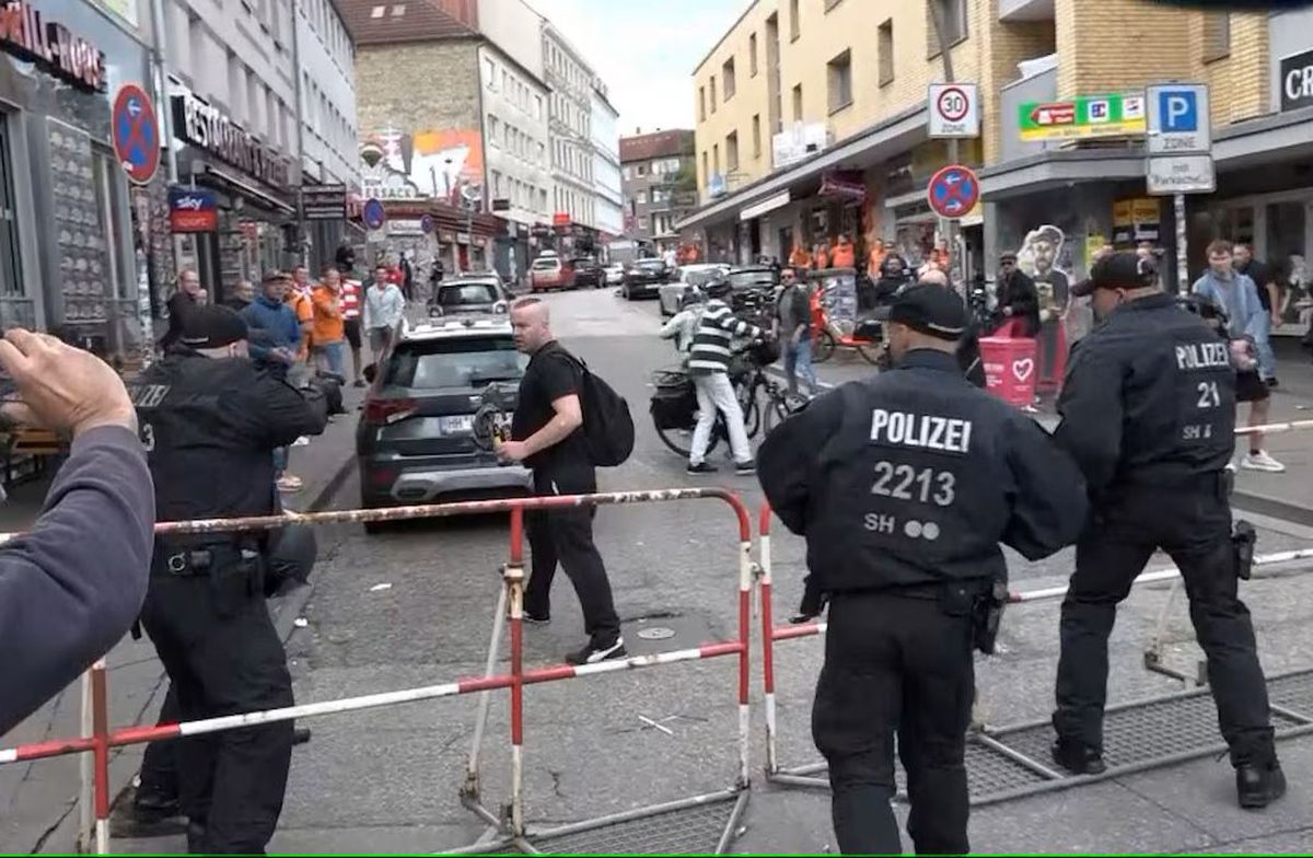 Incident major la Hamburg! A încercat să atace fanii cu un topor și a fost împușcat de Poliție, înainte de Polonia - Olanda