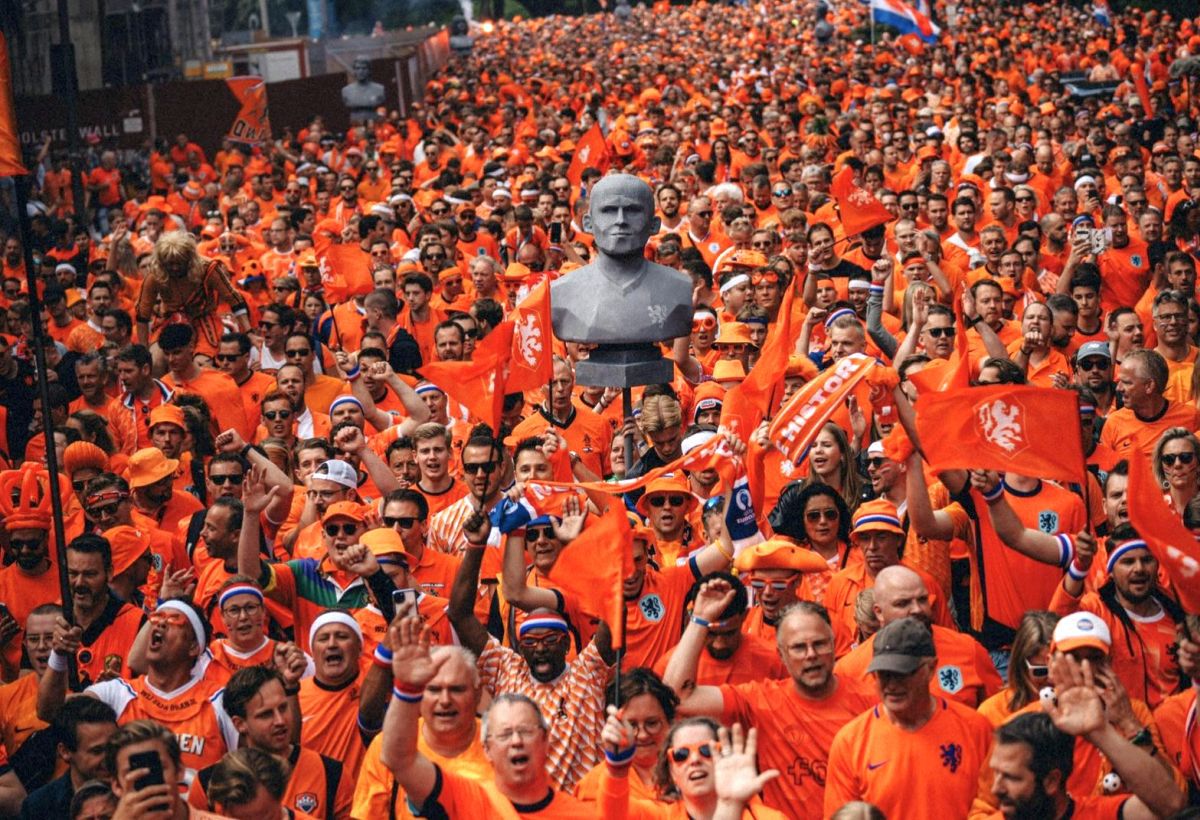 Suporterii Olandei, la înălțime înaintea meciului cu Polonia. Imagini cu marea „Oranj” prezentă pe Volksparkstadion