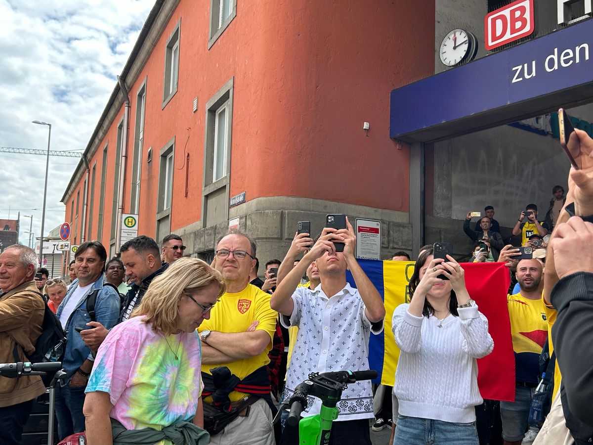 „Tricolorii” au descins în Munchen! Întâmpinați de zeci de români cu urale și cântece + Imagini elocvente cu Edi Iordănescu: apăsat și de ziua lui