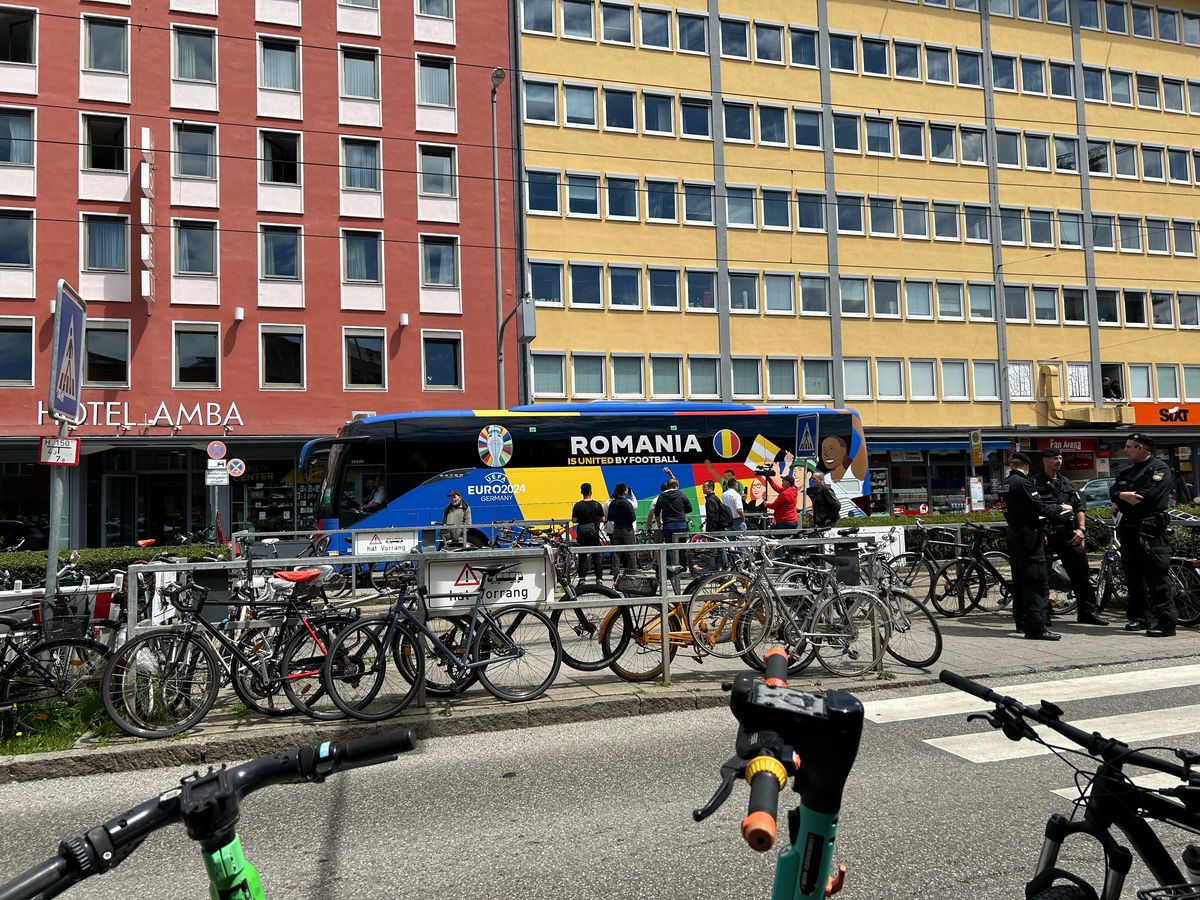 „Tricolorii” au descins în Munchen! Întâmpinați de zeci de români cu urale și cântece + Imagini elocvente cu Edi Iordănescu: apăsat și de ziua lui