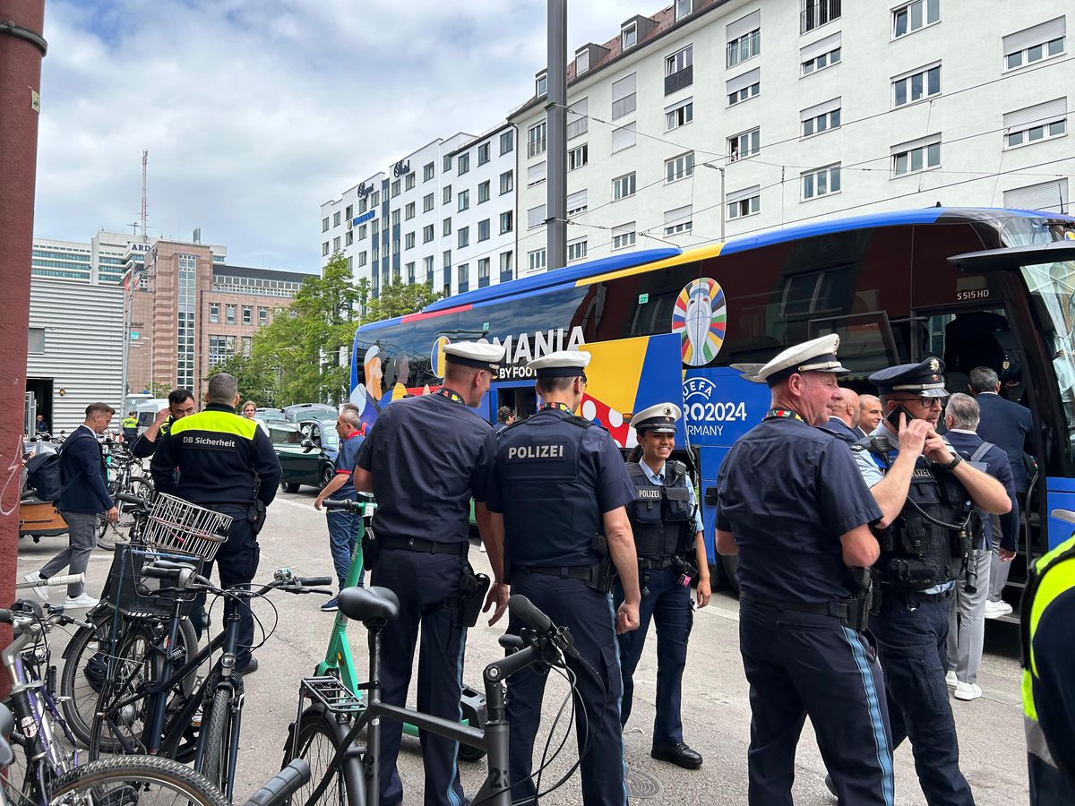 „Tricolorii” au descins în Munchen! Întâmpinați de zeci de români cu urale și cântece + Imagini elocvente cu Edi Iordănescu: apăsat și de ziua lui
