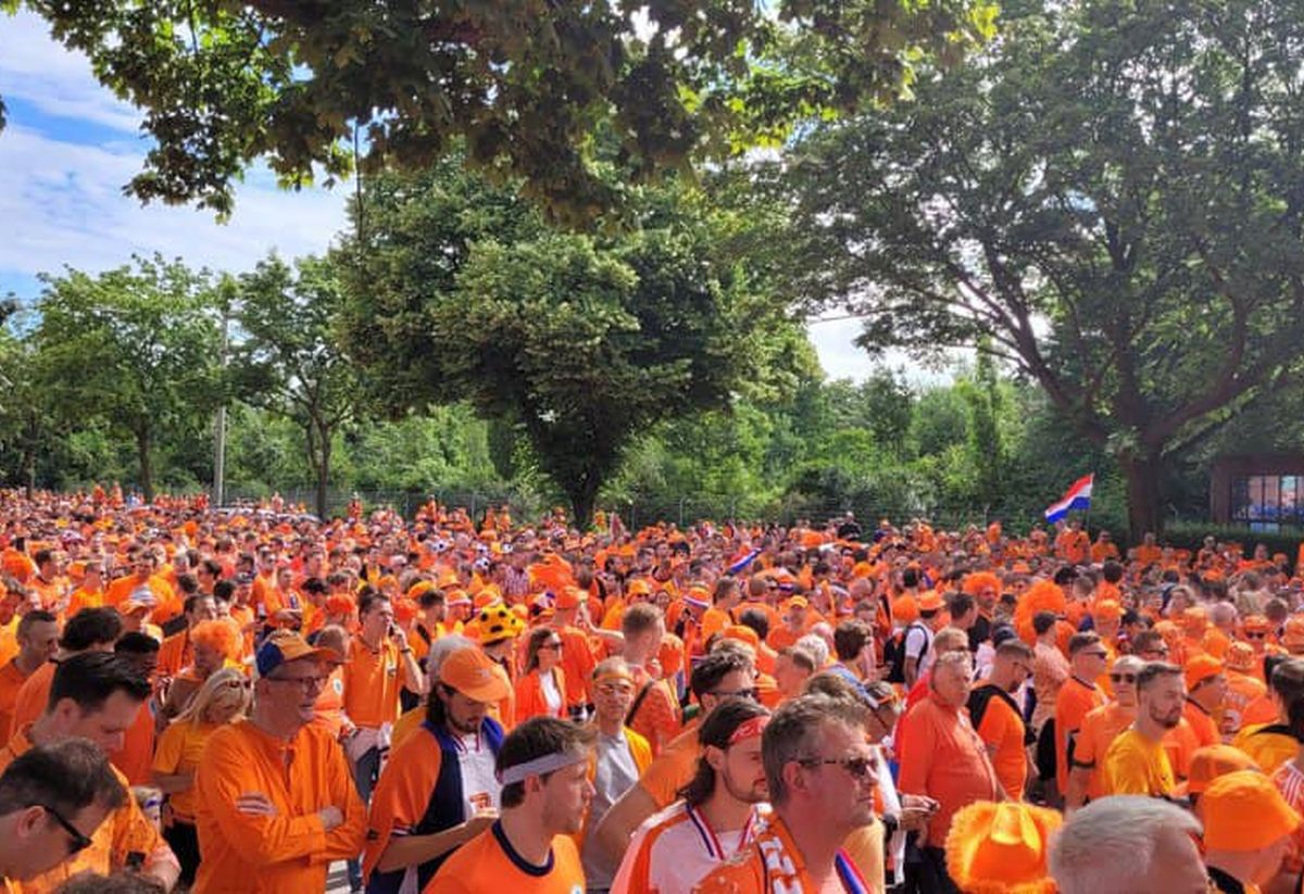 Suporterii Olandei, la înălțime înaintea meciului cu Polonia. Imagini cu marea „Oranj” prezentă pe Volksparkstadion