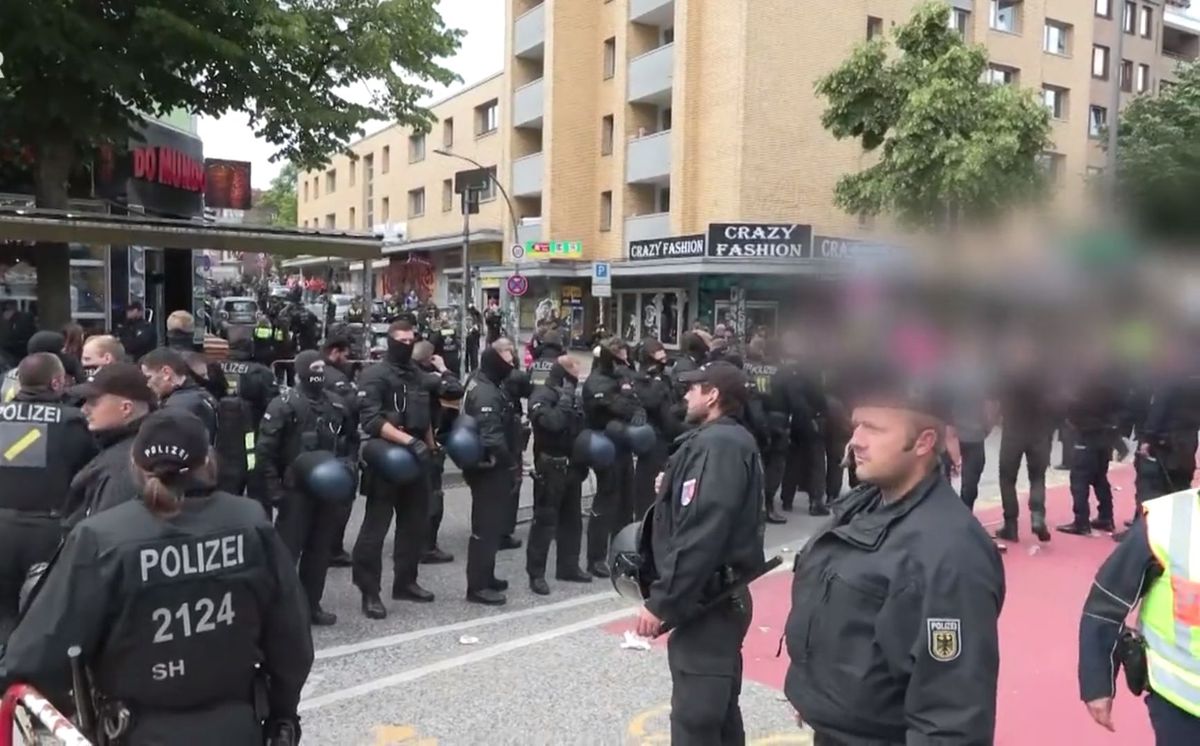 Incident major la Hamburg! A încercat să atace fanii cu un topor și a fost împușcat de Poliție, înainte de Polonia - Olanda. Atenție, imagini șocante!