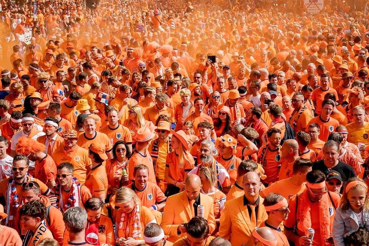 Suporterii Olandei, la înălțime înaintea meciului cu Polonia. Imagini cu marea „Oranj” prezentă pe Volksparkstadion
