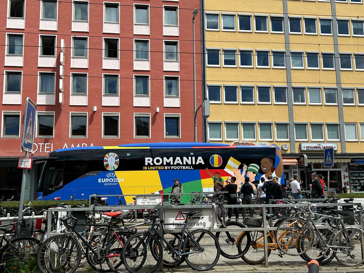 „Tricolorii” au descins în Munchen! Întâmpinați de zeci de români cu urale și cântece + Imagini elocvente cu Edi Iordănescu: apăsat și de ziua lui