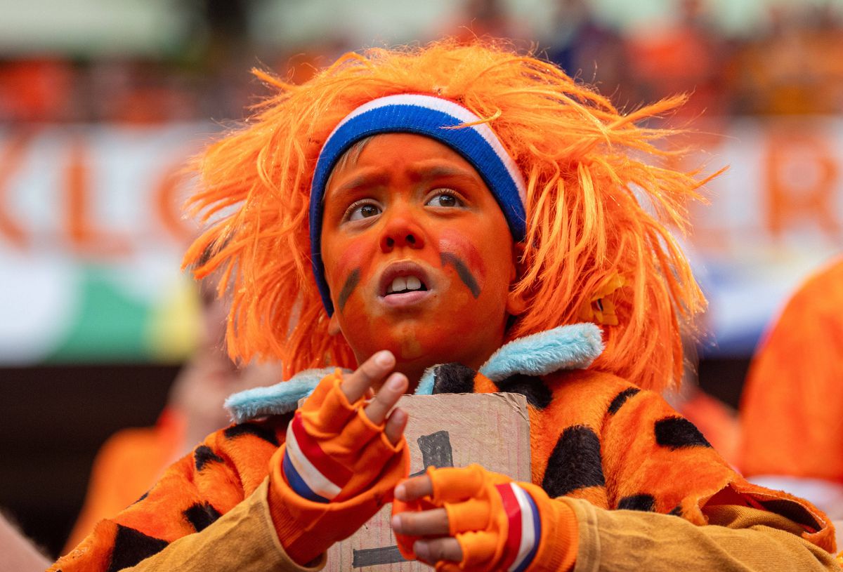 Cea mai lăudată galerie de la EURO a comis-o! Momente teribile pe străzile din Germania: suporterii s-au bătut între ei în centrul orașului