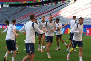 Bătând mingea într-un templu al fotbalului » România și Ucraina, ultimele retușuri la antrenamentele oficiale + Iordănescu și-a făcut un cadou de aniversare