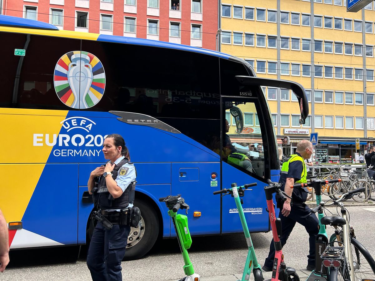 „Tricolorii” au descins în Munchen! Întâmpinați de zeci de români cu urale și cântece + Imagini elocvente cu Edi Iordănescu: apăsat și de ziua lui