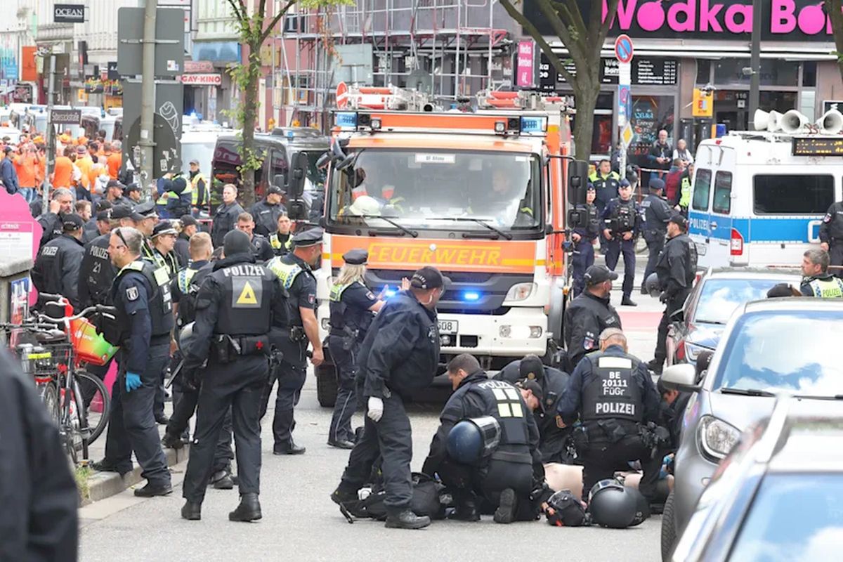 Incident major la Hamburg! A încercat să atace fanii cu un topor și a fost împușcat de Poliție, înainte de Polonia - Olanda. Atenție, imagini șocante!
