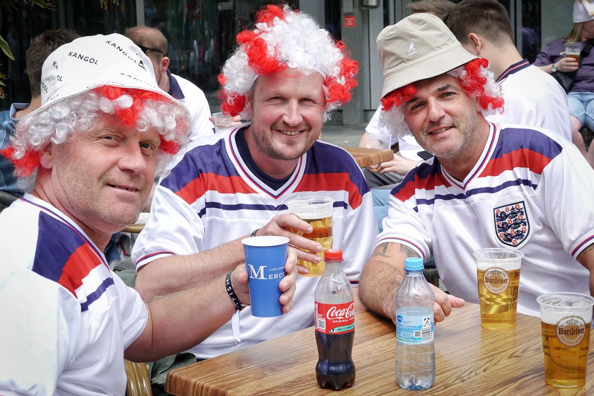 Bătaie GENERALĂ pe străzi înainte de Serbia - Anglia! » Noi scene BRUTALE la Euro: huliganii englezi i-au atacat pe sârbi la terase