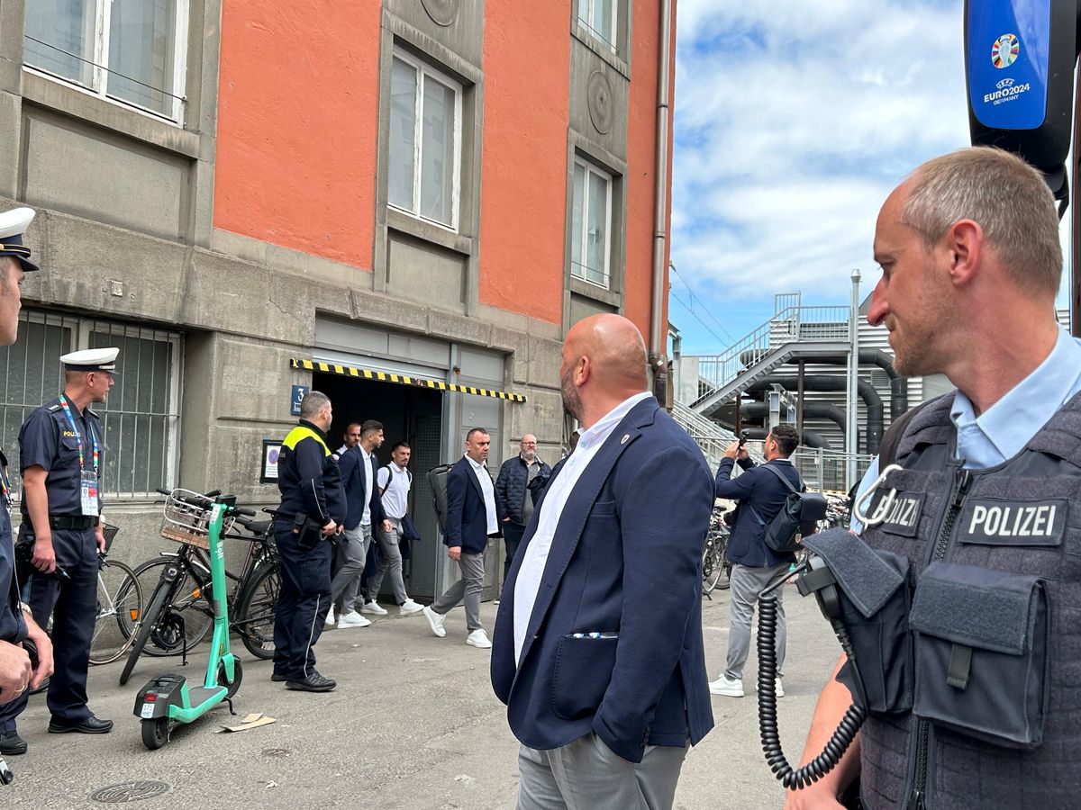 „Tricolorii” au descins în Munchen! Întâmpinați de zeci de români cu urale și cântece + Imagini elocvente cu Edi Iordănescu: apăsat și de ziua lui