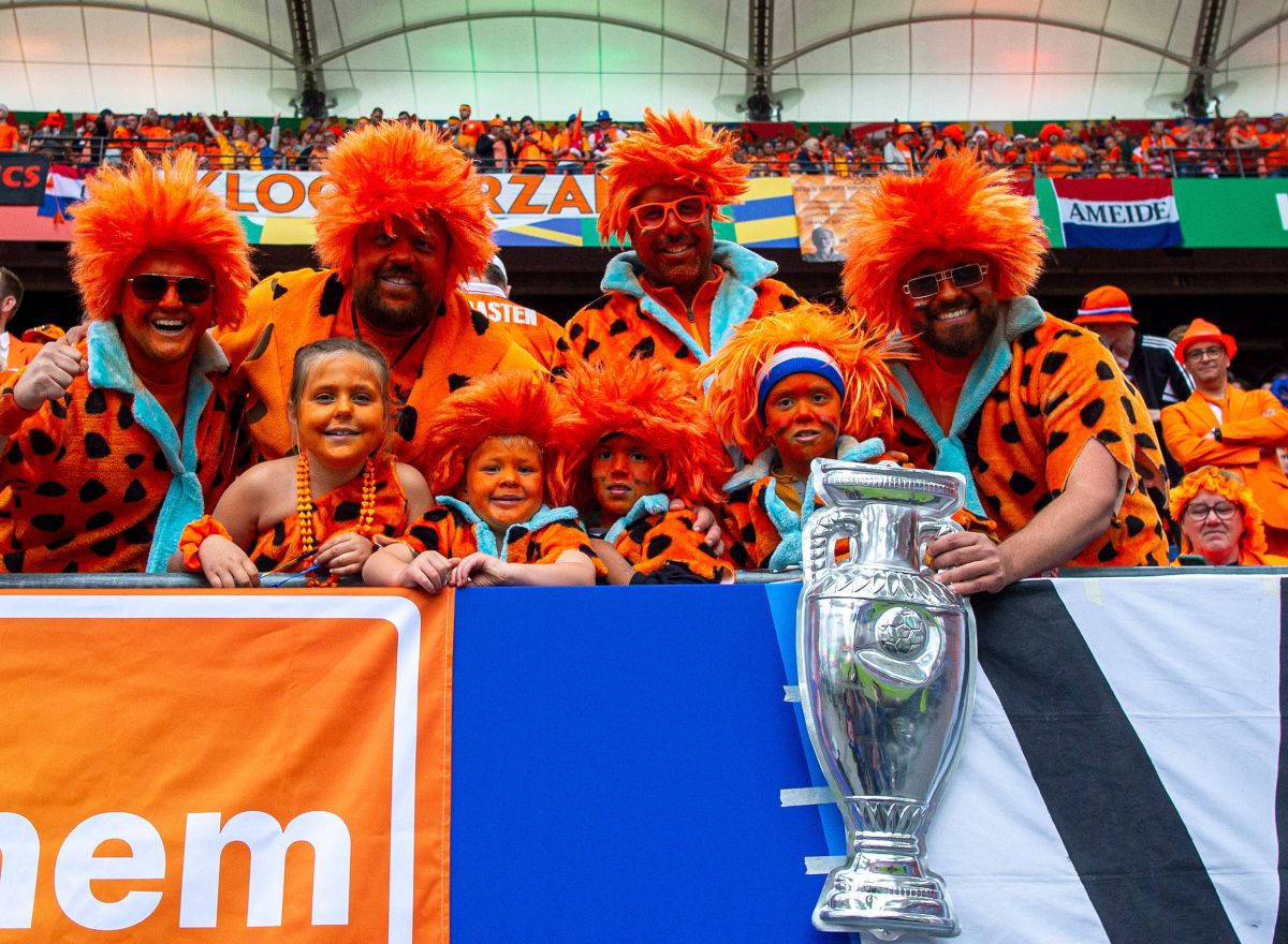 Memorabil! Fanii Olandei au oferit imagini de senzație la Hamburg. Inventivi, polonezii au răspuns în stadion